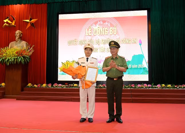 Thứ trưởng Nguyễn Văn Thành trao Quyết định điều động, bổ nhiệm Đại tá Lê Xuân Minh, Phó Cục trưởng Cục An ninh mạng và phòng, chống tội phạm sử dụng công nghệ cao Bộ Công an đến nhận công tác và giữ chức vụ Giám đốc Công an tỉnh Hòa Bình.