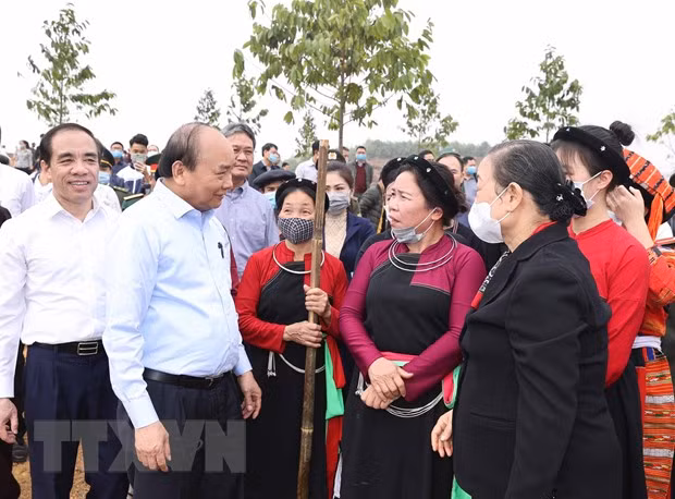 Thủ tướng Nguyễn Xuân Phúc cùng bà con đồng bào dân tộc. (Ảnh: Thống Nhất/TTXVN) Thủ tướng Nguyễn Xuân Phúc cùng bà con đồng bào dân tộc. (Ảnh: Thống Nhất/TTXVN)
