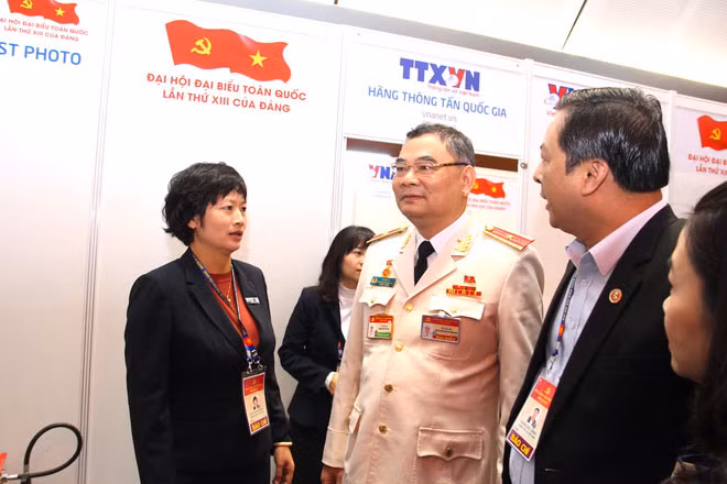 Thiếu tướng Tô Ân Xô, Chánh Văn phòng Bộ Công an, Thường trực Tiểu ban Bảo vệ ANTT đại hội đảng các cấp và Đại hội XIII của Đảng gặp gỡ phóng viên báo chí.