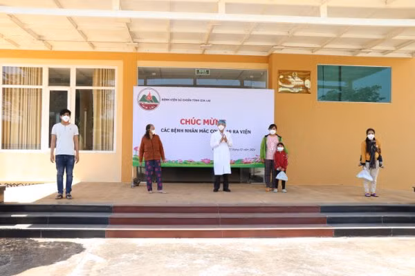 Trao quyết định hoàn thành thời gian cách ly tập trung và giấy ra viện cho những người khỏi bệnh.