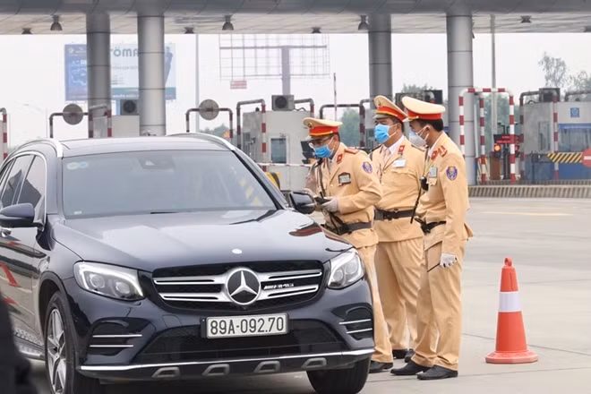 CSGT kiểm tra thân nhiệt và nồng độ cồn lái xe vào cao tốc.
