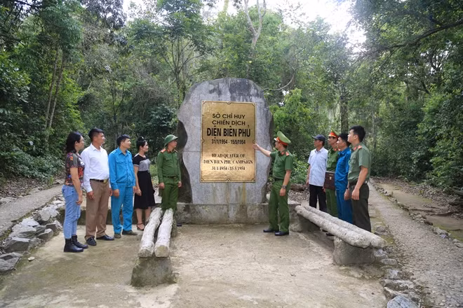 CBCS Công an tỉnh Điện Biên và người dân cùng ôn lại truyền thống tại điểm di tích Sở Chỉ huy chiến dịch Điện Biên Phủ.