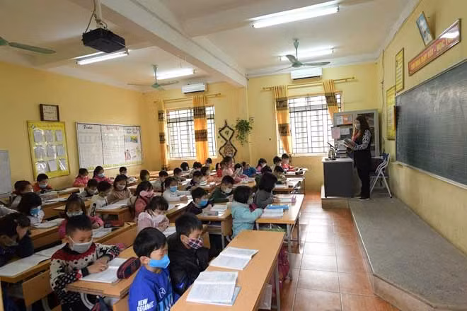 Ngành giáo dục cũng gặp khó trong chuyện quyết định có cho nghỉ học hay không. Ảnh: Laodong