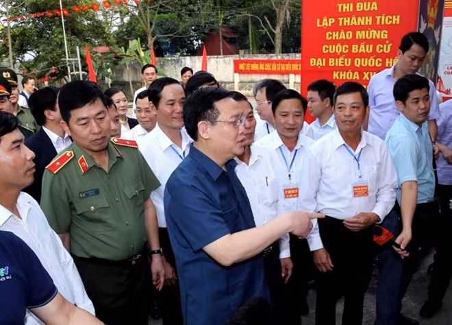 Chủ tịch Quốc hội kiểm tra công tác chuẩn bị bầu cử tại huyện Tiên Lãng (Hải Phòng).