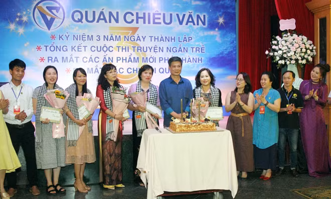 Lễ cắt bánh mừng sinh nhật Quán Chiêu Văn tròn 3 tuổi.
