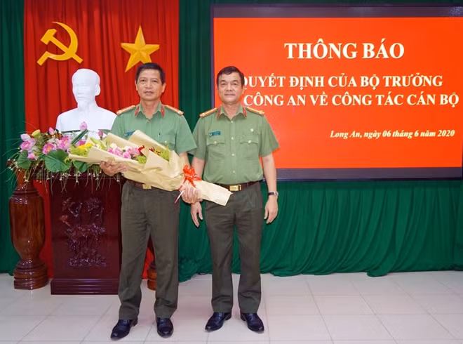 Đại tá Lê Hồng Nam, Giám đốc Công an tỉnh Long An trao quyết định điều động, bổ nhiệm Đại tá Nguyễn Văn Đức (trái).