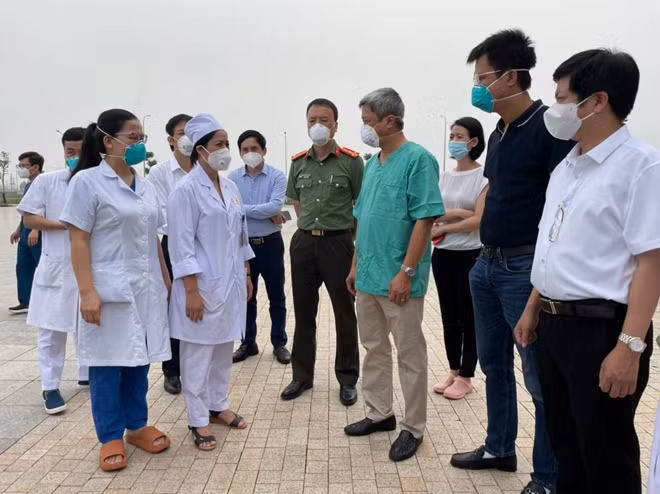 Thứ trưởng Bộ Y tế Nguyễn Trường Sơn trao đổi cùng các y, bác sĩ Bệnh viện Dã chiến số 2 Bắc Giang.
