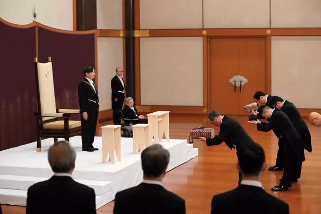 Ngày 1-5: Naruhito, Hoàng đế mới của Nhật Bản, nhận vương quyền sau khi lên ngôi. Ông đã thay thế cha mình, ông Akihito, người đã thoái vị một ngày trước đó. (Japan Pool/AP)