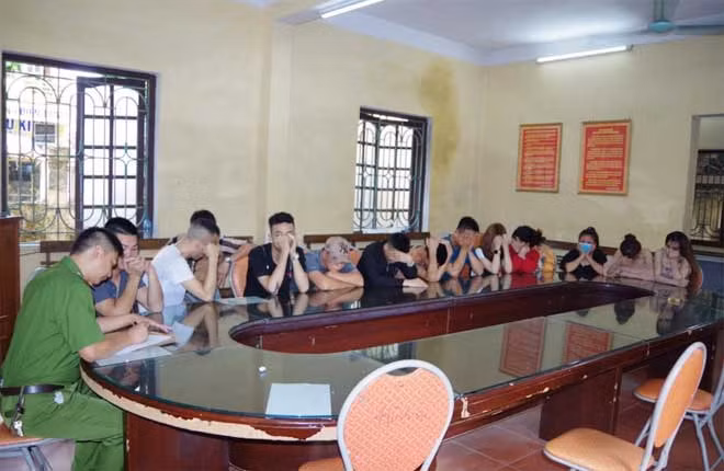 Các đối tượng tại cơ quan Công an.