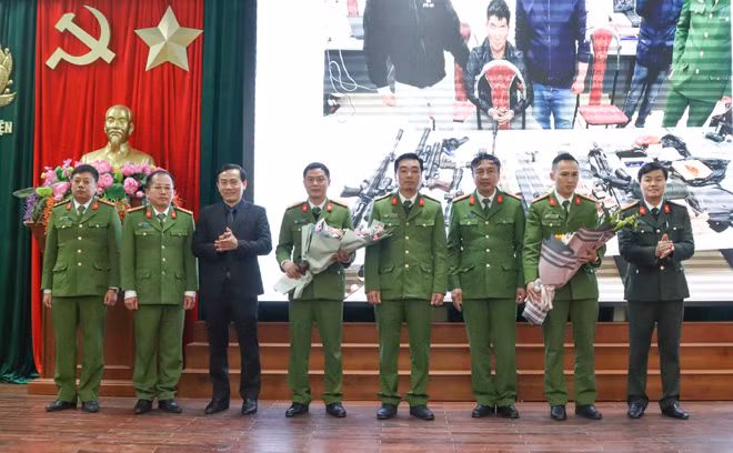 Đồng chí Đại tá Nguyễn Ngọc Vân, Giám đốc Công an tỉnh Sơn La và đồng chí Nguyễn Đức Toàn, Bí thư huyện ủy Vân Hồ tặng hoa chúc mừng Ban Chuyên án.