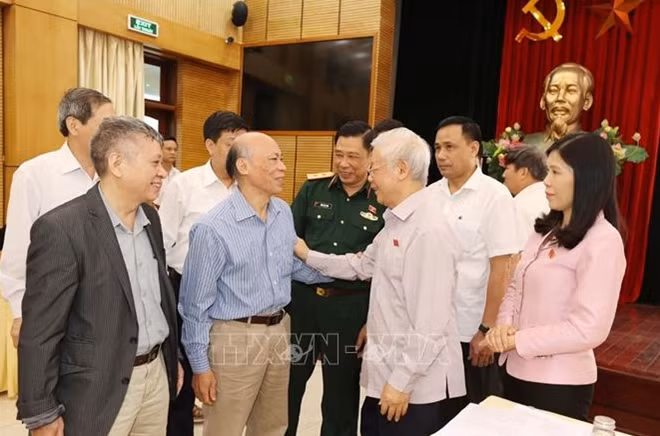 Tổng Bí thư, Chủ tịch nước Nguyễn Phú Trọng trò chuyện, lắng nghe các ý kiến của cử tri quận Hoàn Kiếm, Ba Đình và Tây Hồ. Ảnh: TTXVN
