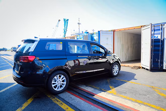 Xe Kia Grand Carniva chỗ chuẩn bị đóng container.