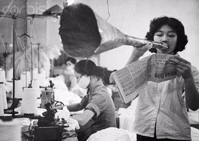 Đọc tin chiến thắng trong phân xưởng sản xuất (ảnh chỉ mang tính minh họa).