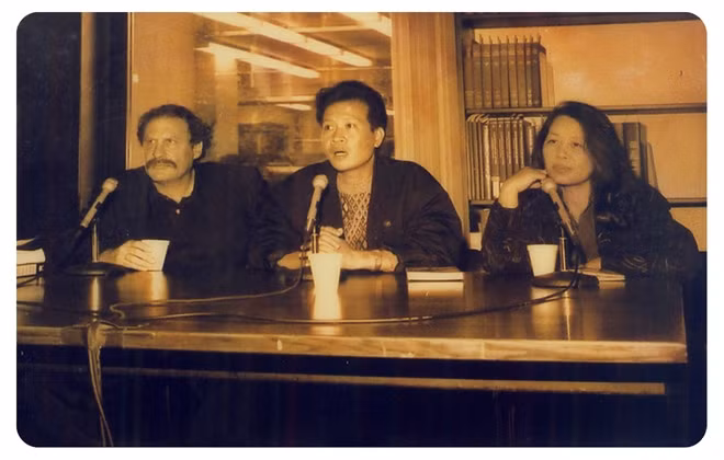 Hồ Anh Thái, Lê Minh Khuê và nhà văn Mỹ Wayne Karlin.
