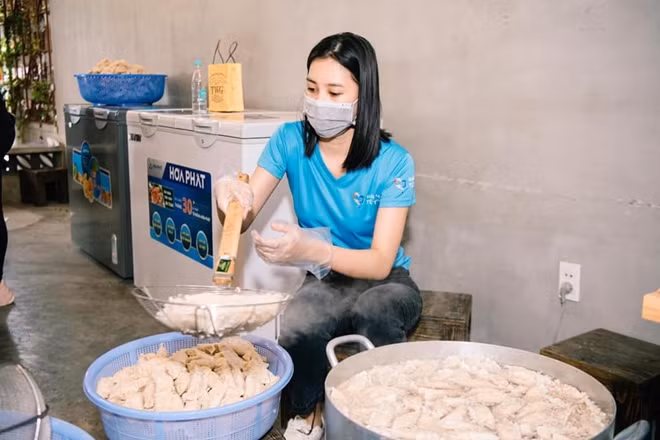 Hoa hậu Trần Tiểu Vy tại bếp cơm từ thiện.