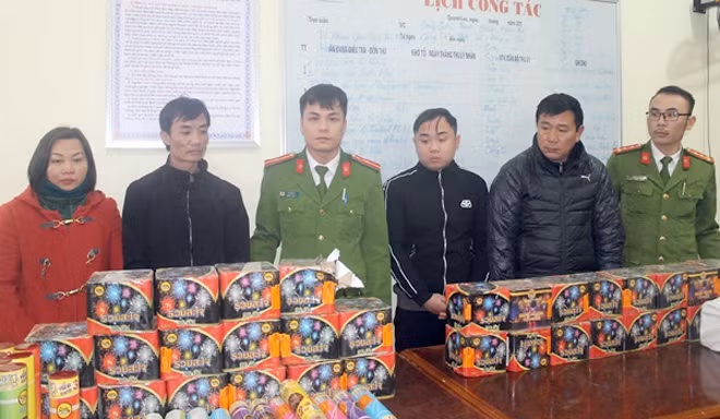 Các đối tượng cùng tang vật.