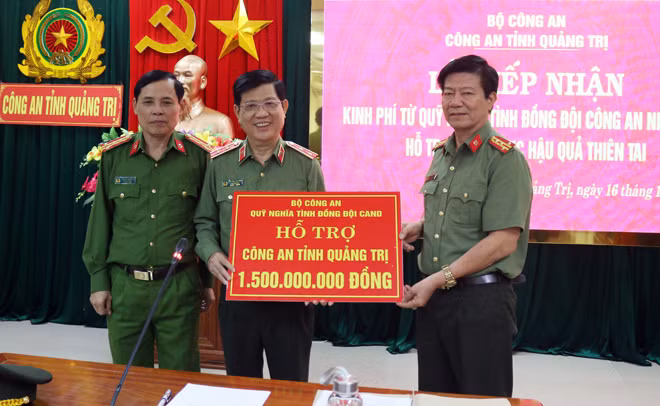 Thứ trưởng Nguyễn Văn Sơn trao hỗ trợ tỉnh Quảng Trị 1,5 tỉ đồng giúp khắc phục hậu quả bão, lụt. Thứ trưởng Nguyễn Văn Sơn trao hỗ trợ tỉnh Quảng Trị 1,5 tỉ đồng giúp khắc phục hậu quả bão, lụt.