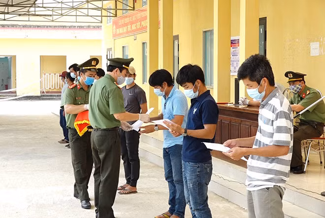 Công an tỉnh trao giấy chứng nhận hoàn thành cách ly tập trung cho 101 công dân cách ly tại Công an tỉnh Quảng Bình.