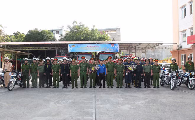 Đại tá Dương Đình Thành - Phó Giám đốc Công an tỉnh và Đồng chí Ngô Thế Hoàn, Bí thư Tỉnh đoàn Thái Nguyên tặng hoa động viên cán bộ, chiến sĩ.