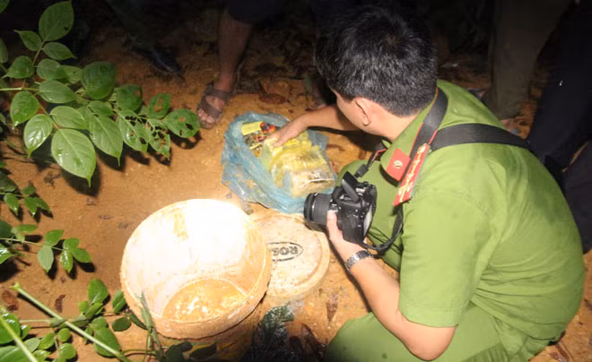 Cơ quan Công an thu giữ số ma túy được Trần Văn Khánh chôn dấu tại vườn nhà (ảnh Vương Linh).