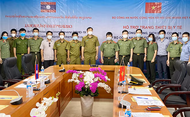 Các đại biểu tham dự lễ trao tặng.