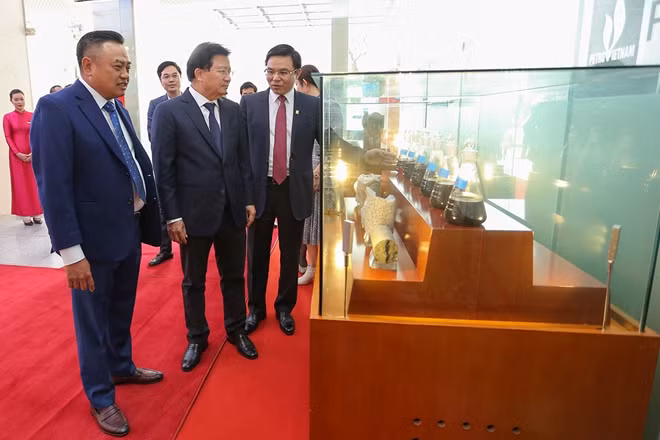 Lãnh đạo Tập đoàn giới thiệu với Phó Thủ tướng Trịnh Đình Dũng về các sản phẩm của ngành dầu khí.