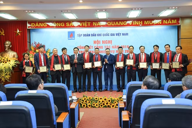 PVN vinh danh 12 tập thể có thành tích xuất sắc trong năm 2019.