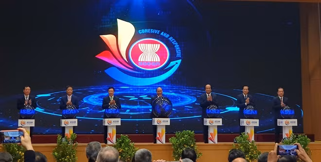 Ông Phạm Đức Long - Tổng Giám đốc VNPT (ngoài cùng bên phải) cùng tham gia bấm nút khai trương trang thông tin điện tử asean2020.