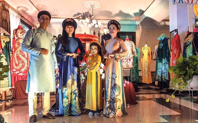 Áo dài là trang phụ truyền thống phù hợp với nhiều lứa tuổi khác nhau.