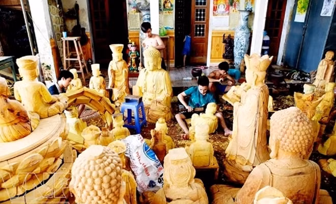 Một gia đình làm tượng phật ở Bảo Hà.