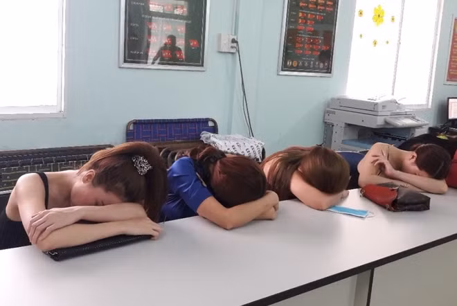 Một số người mẫu trong đường dây mại dâm cao cấp bị phát hiện.