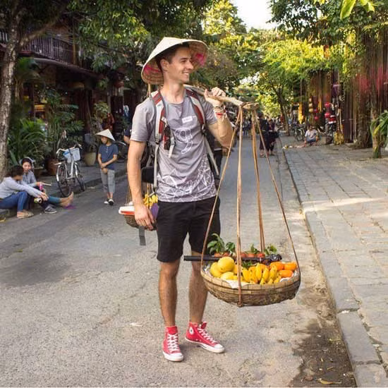 Nhiều khách du lịch đặc biệt ấn tượng với cây đòn gánh Việt Nam.