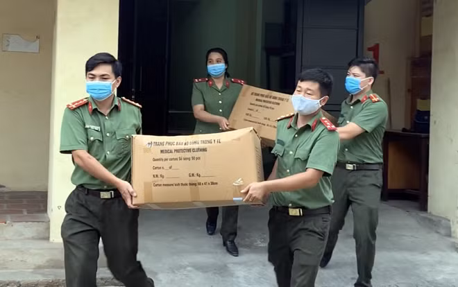 Các CBCS khẩn trương vận chuyển trang thiết bị phòng chống dịch chi viện cho Công an tỉnh Hải Dương và công an các địa phương.