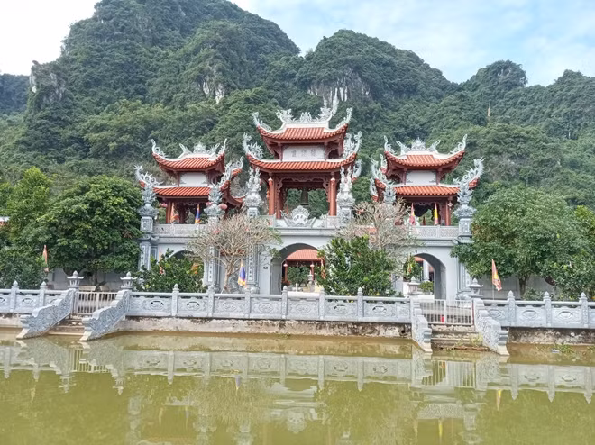 Quang cảnh đền Cô Đôi Thượng Ngàn ở Ninh Bình.