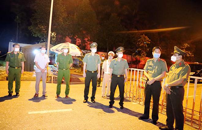 Đại tá Lê Khắc Thuyết, Giám đốc Công an tỉnh kiểm tra công tác đảm bảo ANTT tại các chốt kiểm dịch.