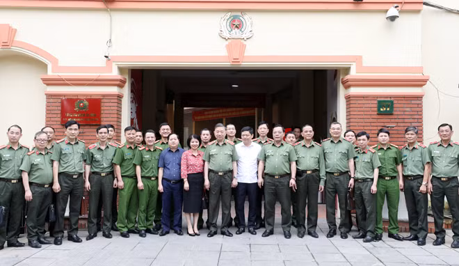 Bộ trưởng Tô Lâm, Thứ trưởng Trần Quốc Tỏ và đoàn công tác tại Công an quận Ba Đình.