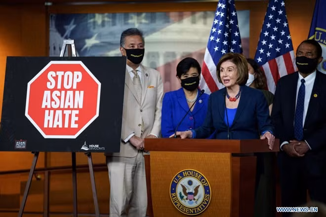 Chủ tịch Hạ viện Mỹ Nancy Pelosi công bố việc thông qua dự luật chống hận thù người gốc Á. Ảnh: Xinhua.