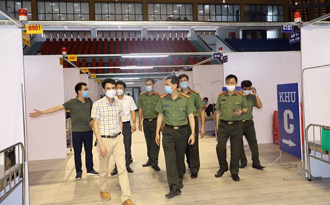 Đại tá Hoàng Thanh Tuyền và đoàn cán bộ Y tế CAND kiểm tra công tác bố trí các khu điều trị bên trong Bệnh viện Dã chiến số 2 tỉnh Bắc Giang.