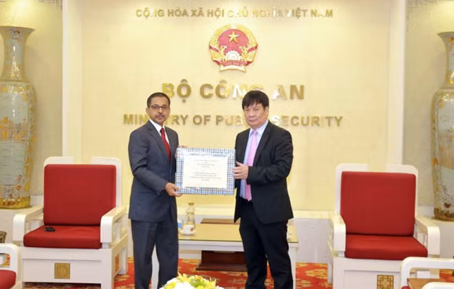 Thông qua Đại sứ Pranay Verma, Trung tướng Nguyễn Thanh Sơn trao khẩu trang y tế của Bộ Công an Việt Nam tặng Hội Chữ thập đỏ Ấn Độ.