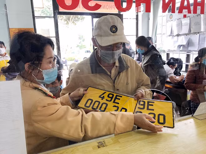 Chuyển đổi biến số xe ôtô kinh doanh sang màu vàng tại Phòng CSGT Công an tỉnh Lâm Đồng.