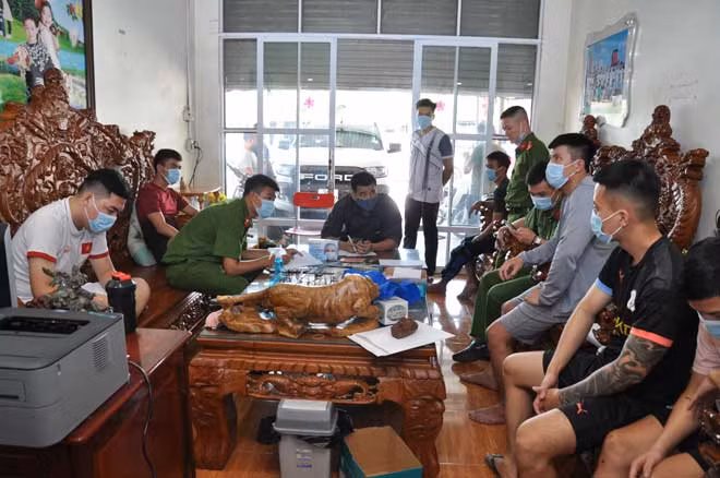 Phòng Cảnh sát hình sự Công an tỉnh Hải Dương lấy lời khai của các đối tượng đánh bạc