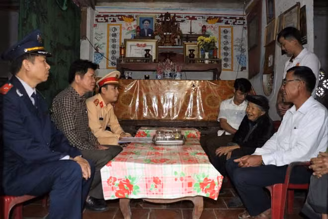 Đoàn công tác thăm hỏi, gia đình nạn nhân có hoàn cảnh khó khăn tại xã Lĩnh Sơn, huyện Anh Sơn.
