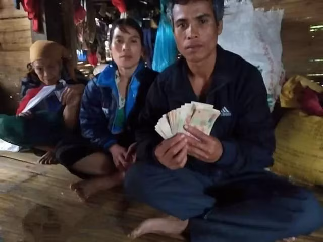 Dù đang rơi vào hoàn cảnh khó khăn nhất nhưng vợ chồng anh Diệu vẫn muốn tìm chủ nhân của số tiền để trả lại.