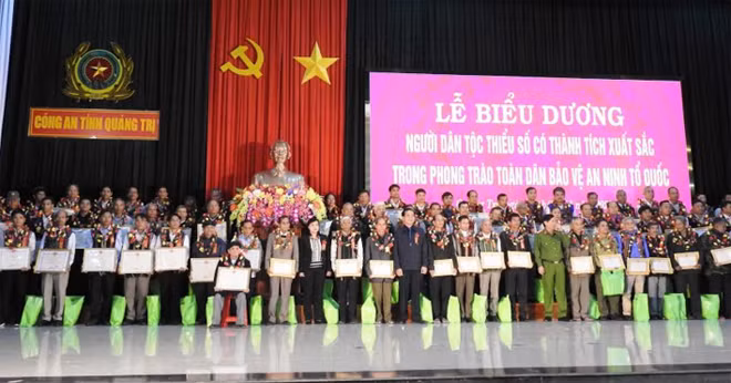 Trao tặng Bằng khen cho 75 người đồng bào dân tộc thiểu số tiêu biểu trong bảo vệ an ninh Tổ quốc ở Quảng Trị.