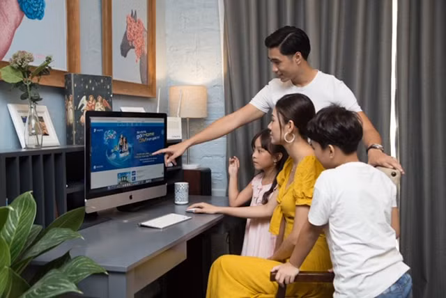 Gia đình tìm hiểu gói HomeCombo của VNPT.