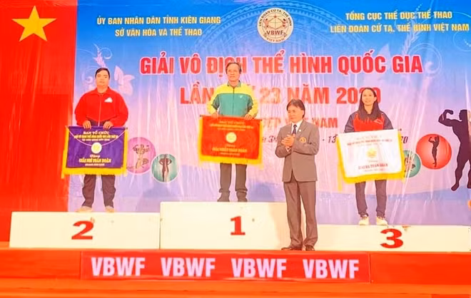 Trao cờ cho các đoàn đạt giải nhất, nhì, ba.