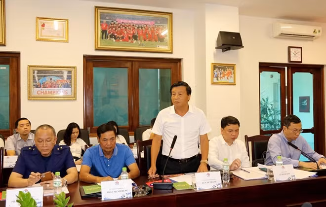 Ông Lê Văn Thành (đứng) và ông Phạm Thanh Hùng (bìa trái) là hai ứng viên Phó Chủ tịch tài chính VFF. Ảnh: VFF