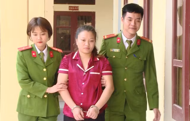 Đối tượng Nguyễn Thị Thu Hương (giữa) tại cơ quan Công an.