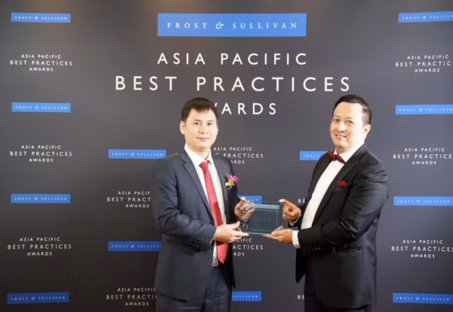 Ông Hazmi Yusof, Phó Chủ tịch cấp cao của Frost & Sullivan (người đứng bên phải) trao giải thưởng cho Tổng Giám đốc Viettel Telecom- ông Cao Anh Sơn