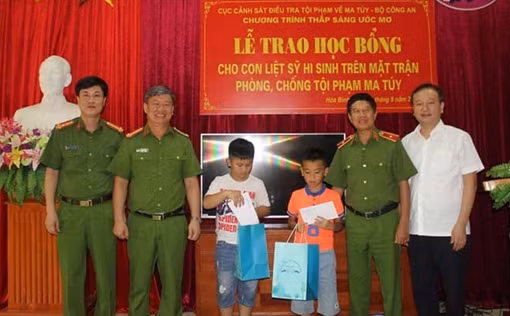 Trao hàng trăm phần quà, suất học bổng trong Chương trình hành trình "Sống mãi tuổi 20" ảnh 14